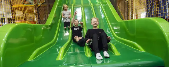 Børn i legeborgen i Bork Legeland